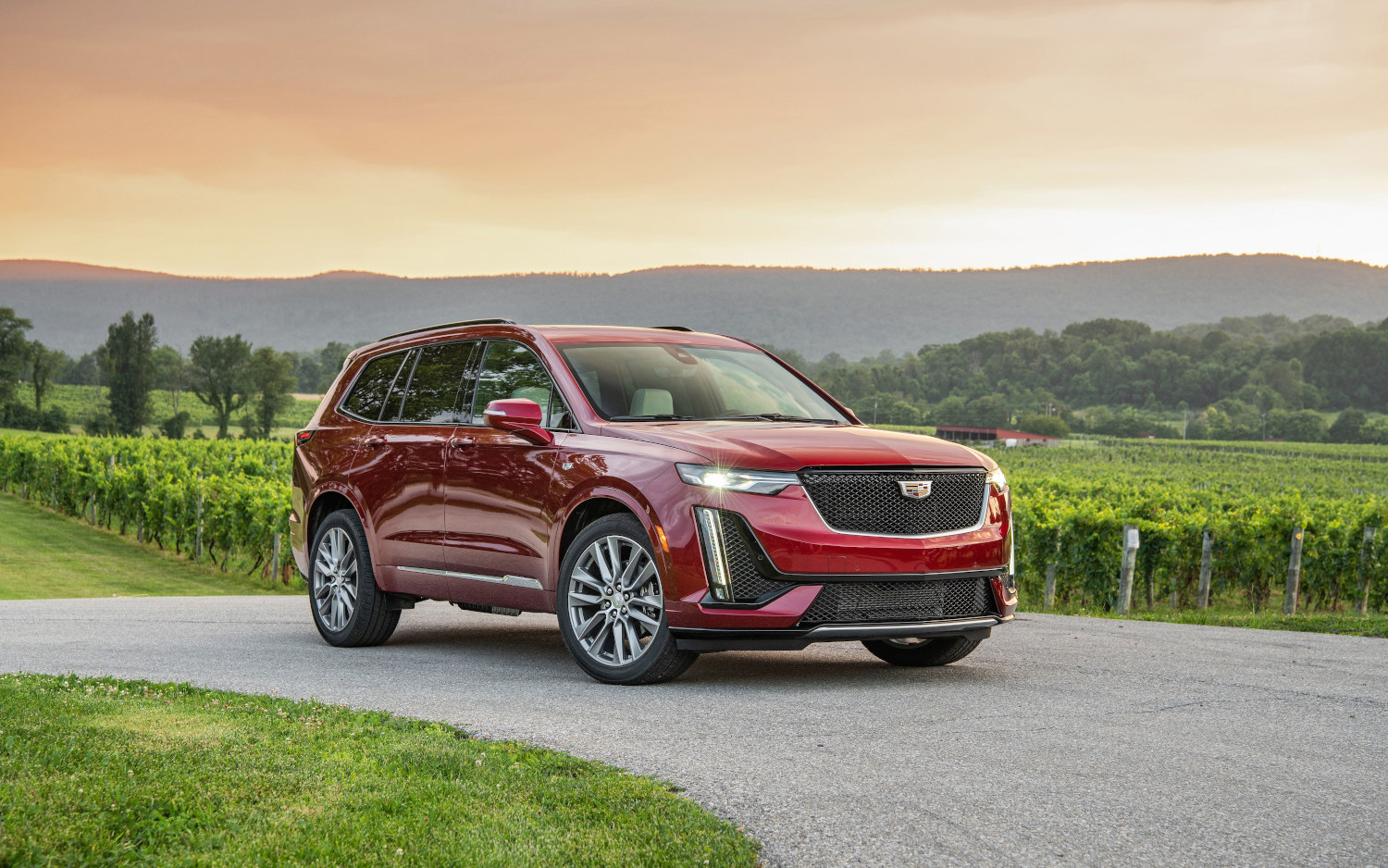 Comparison Cadillac XT6 Sport 2020 vs Lexus RX 350L Luxury 2019